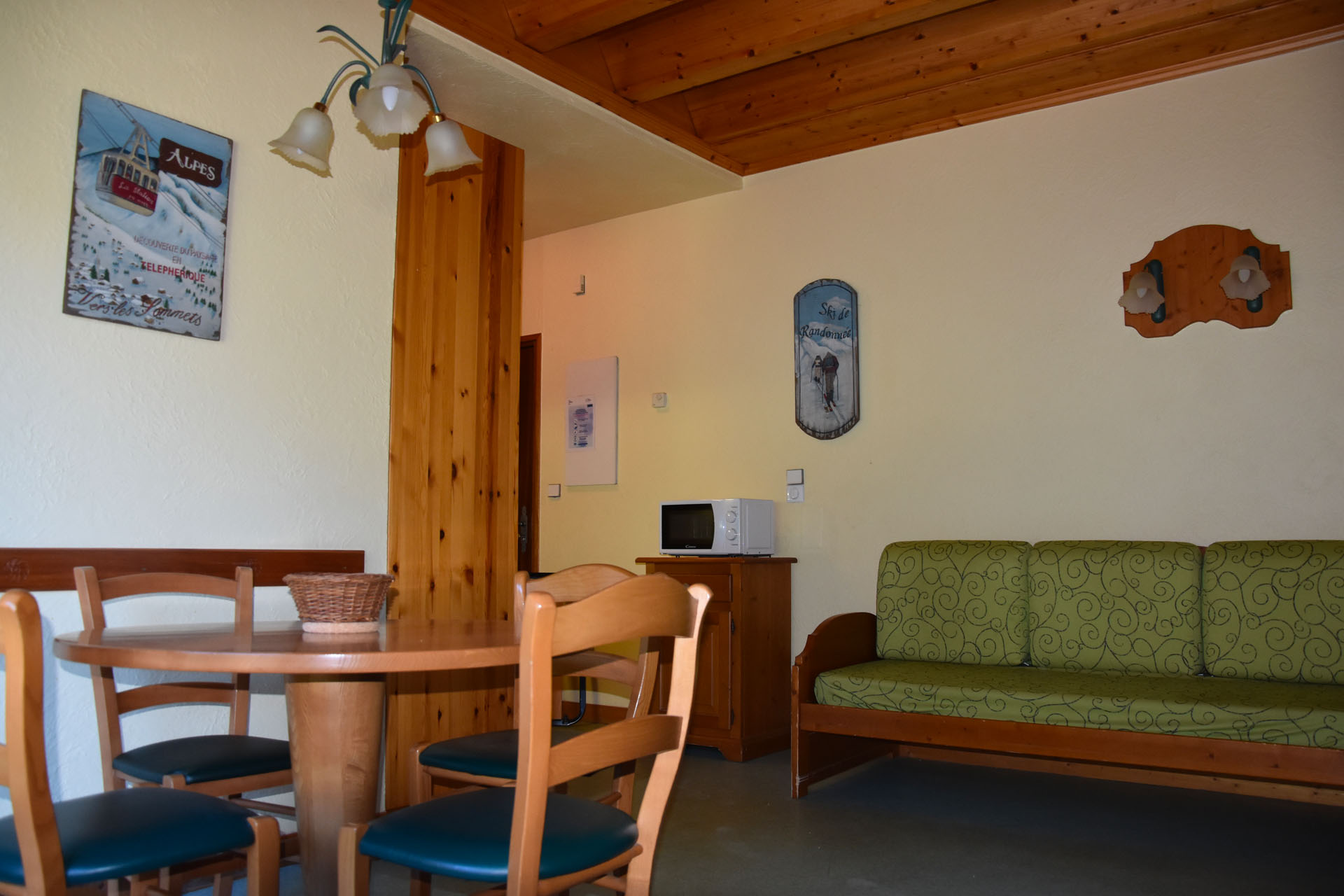 /media/appartement-3-pers-studio-cabine/tablette/piece-de-vie-appartement.jpg