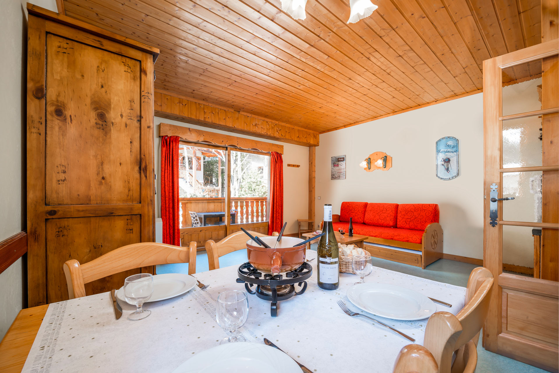 /media/appartement-4-pers-studio-cabine/tablette/salon-appartement-pralognan.jpg