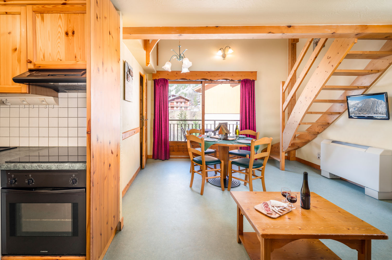/media/appartement-5-7-pers-T4-duplex/tablette/sejour-appartement.jpg