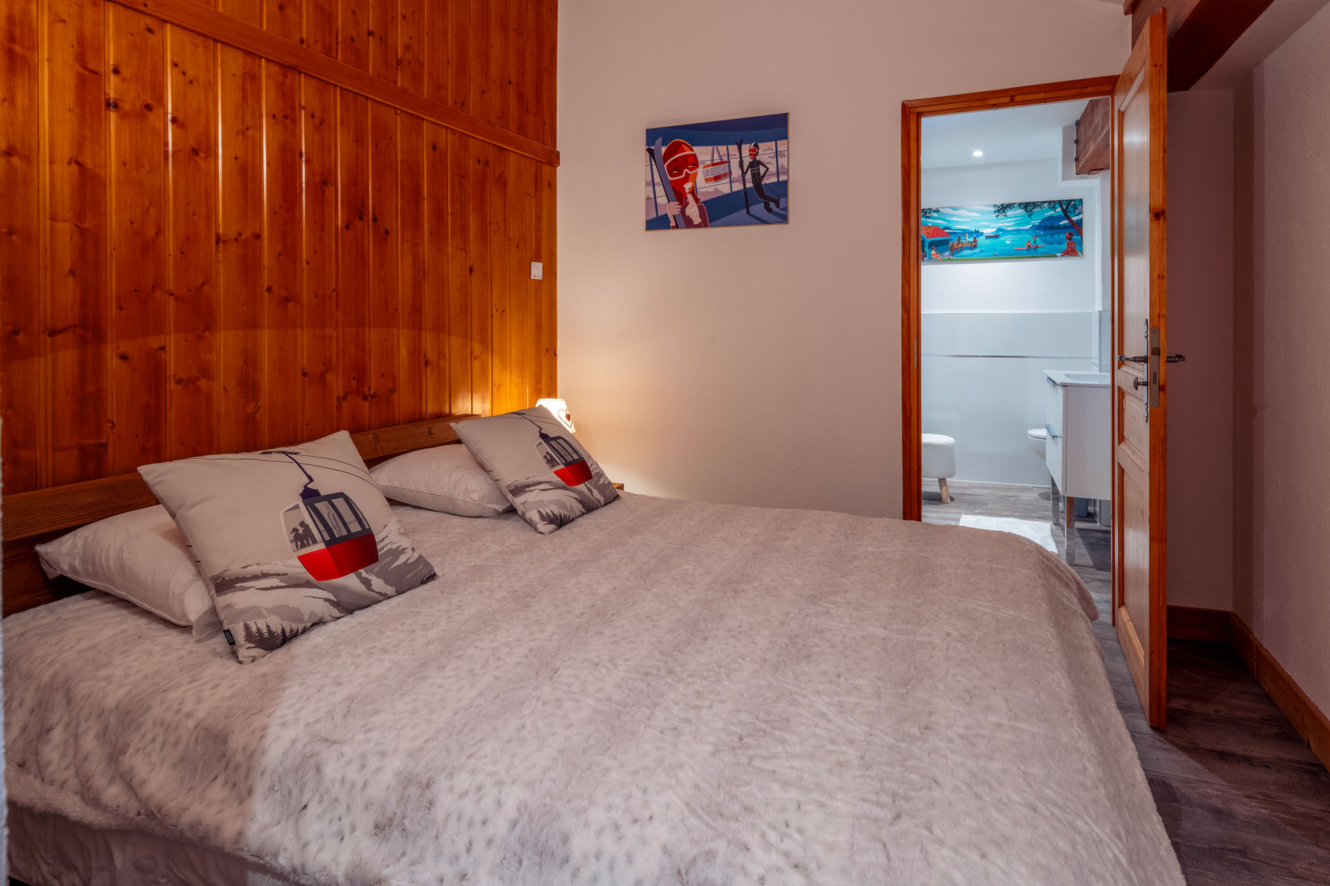 Master suite with double bed and private bathroom